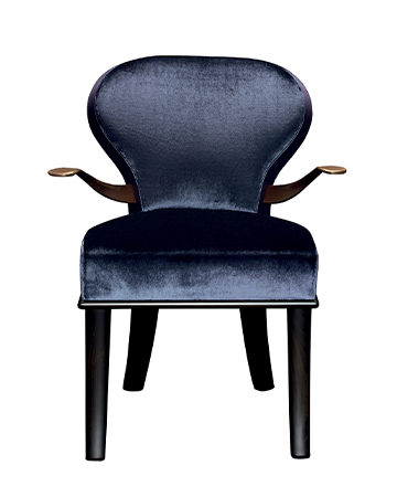 Moka et Roka sont deux chaises en bois, revêtues de tissu et de cuir, avec ou sans accoudoirs en bronze. Ces meubles figurent dans le catalogue Promemoria | Promemoria