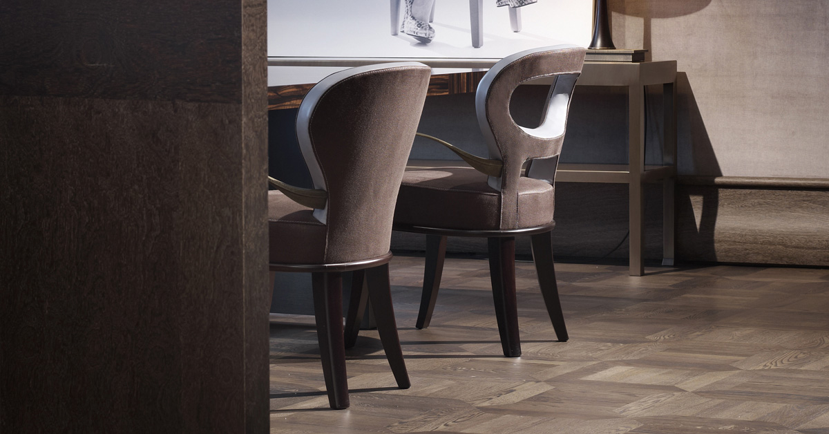 Moka e Roka sono due sedie in legno rivestite in tessuto e pelle, con o senza braccioli in bronzo, del catalogo di Promemoria | Promemoria