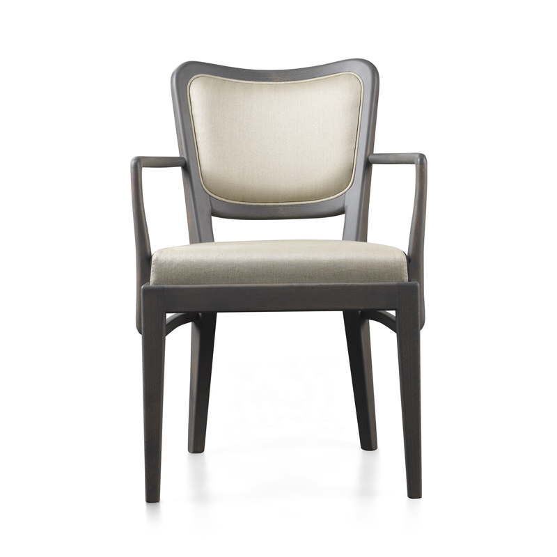 Pepita est une chaise de salle à manger en bois avec assise en tissu ou cuir. Ce meuble figure dans le catalogue Promemoria | Promemoria