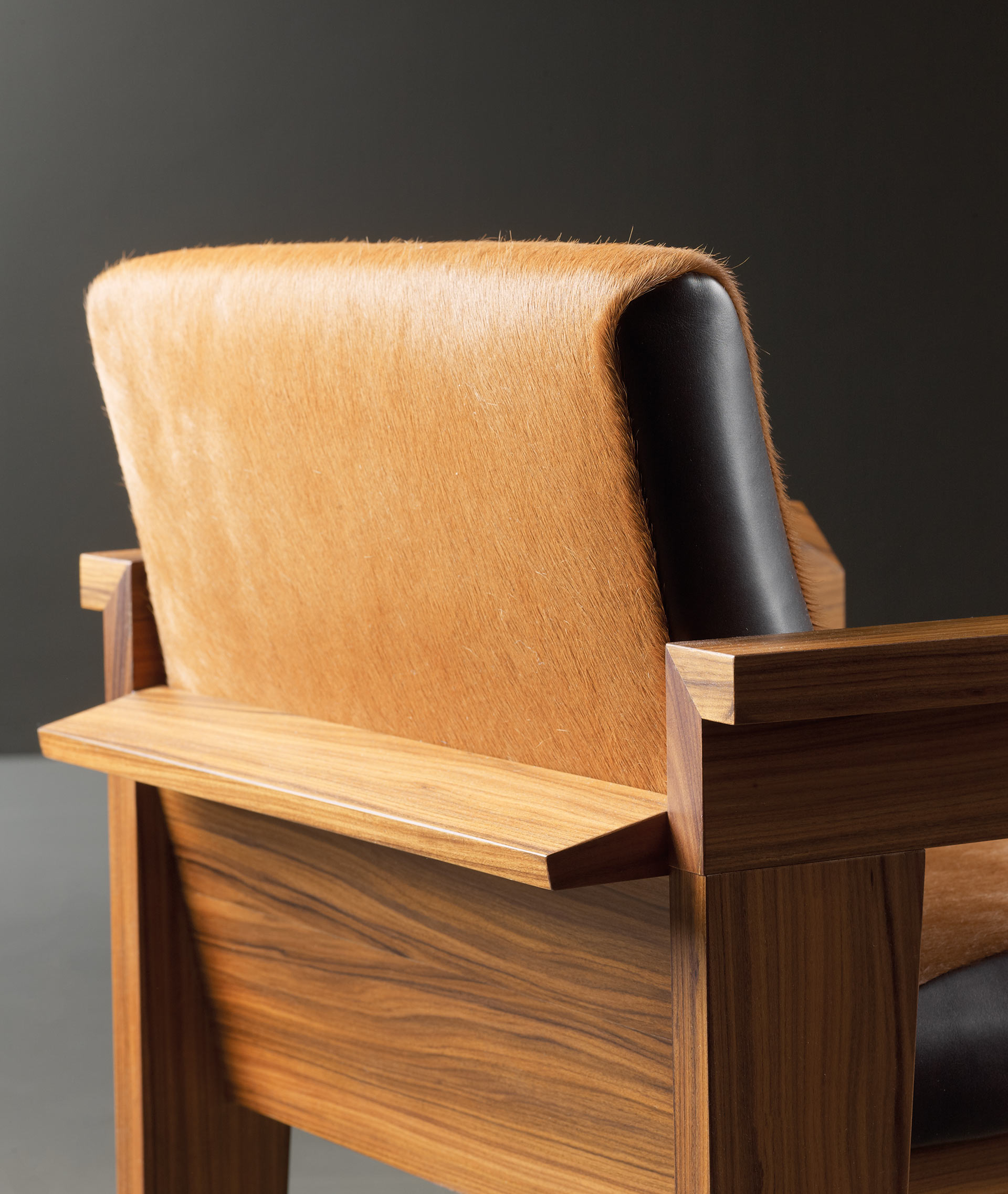 Dettaglio di Priscilla, sedia da pranzo in legno con braccioli, seduta e schienale in tessuto e dettagli in pelle, del catalogo di Promemoria | Promemoria