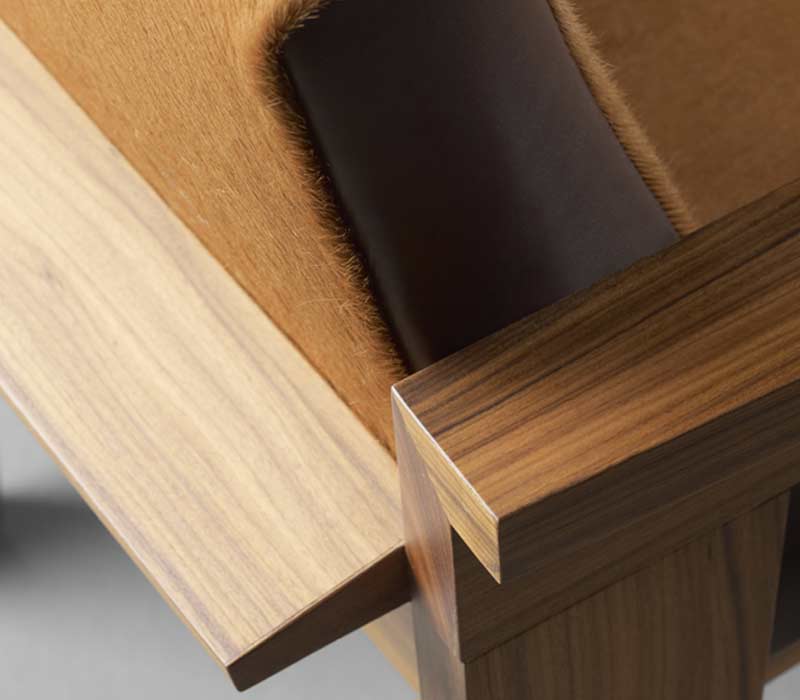 Dettaglio di Priscilla, sedia da pranzo in legno con braccioli, seduta e schienale in tessuto e dettagli in pelle, del catalogo di Promemoria | Promemoria