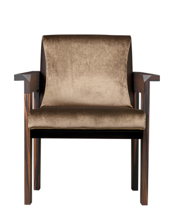 „Priscilla“ ist ein Esszimmerstuhl aus Holz mit Armlehnen sowie einem Sitz- und Rückenpolster aus Stoff mit Lederdetails, aus dem Katalog von Promemoria | Promemoria