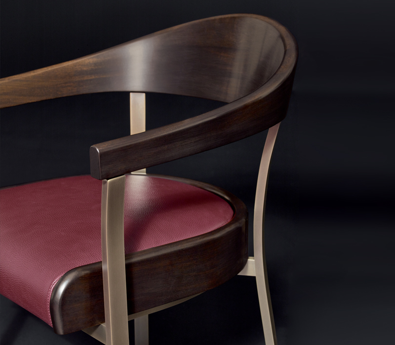Détail de Rachele, chaise avec accoudoirs en bronze, dossier en bois ou cuir et assise en cuir. Ce meuble figure dans le catalogue Promemoria | Promemoria