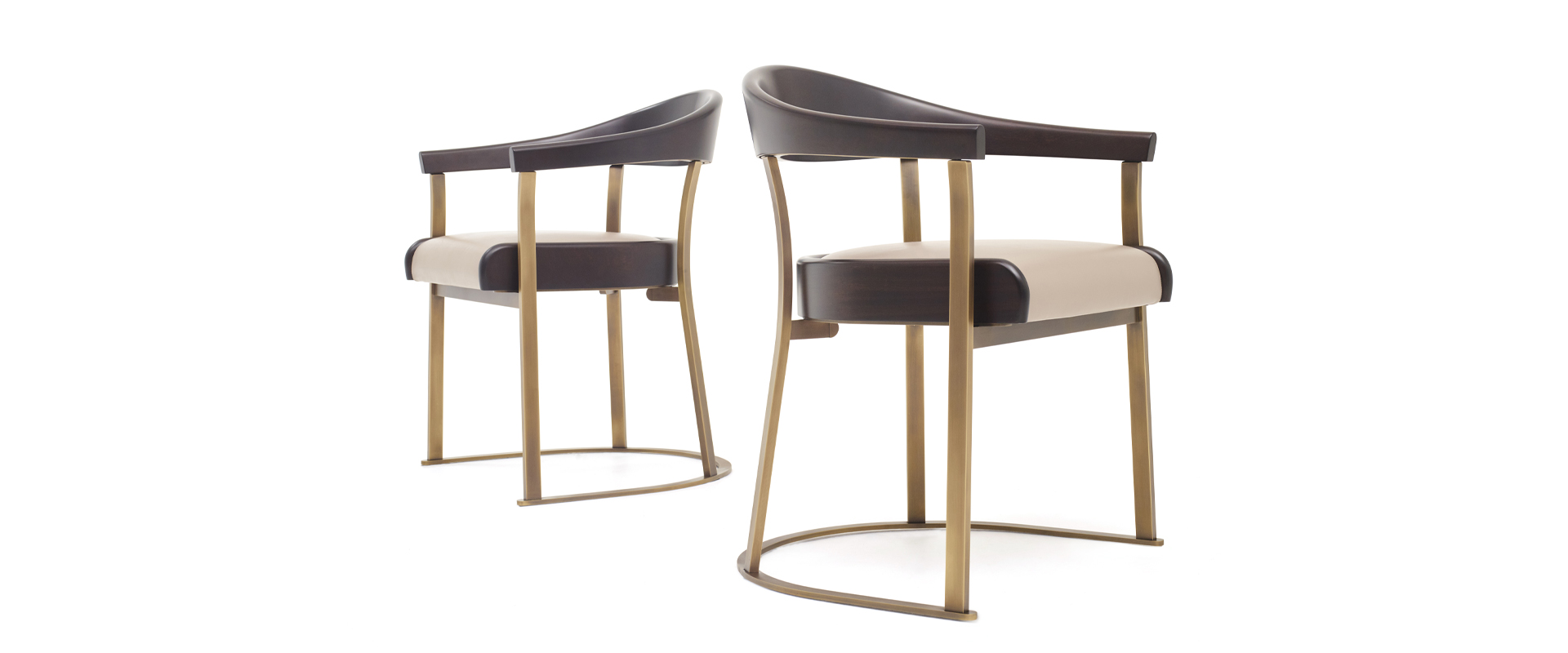 /mediaRachele是一款带扶手的铜质餐椅，木质或皮革椅背，皮革座面，请参见Promemoria产品目录|Promemoria