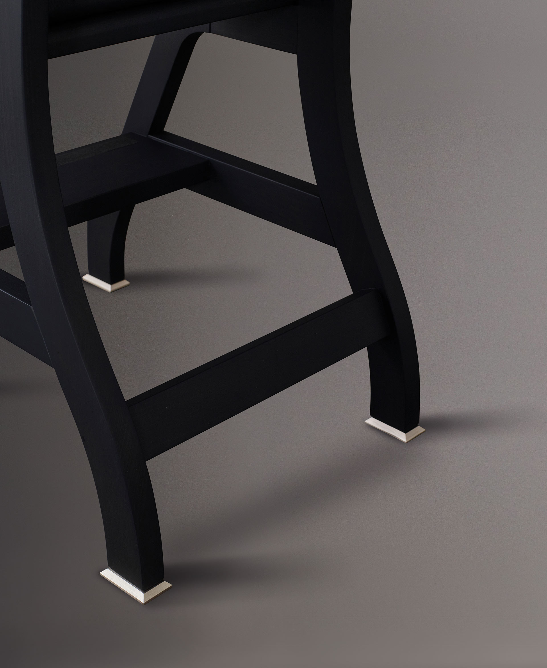 Rebecca is a convertile ladder-chair in wood or leather with metal or bronze feet, from Promemoria's catalogue | Promemoria