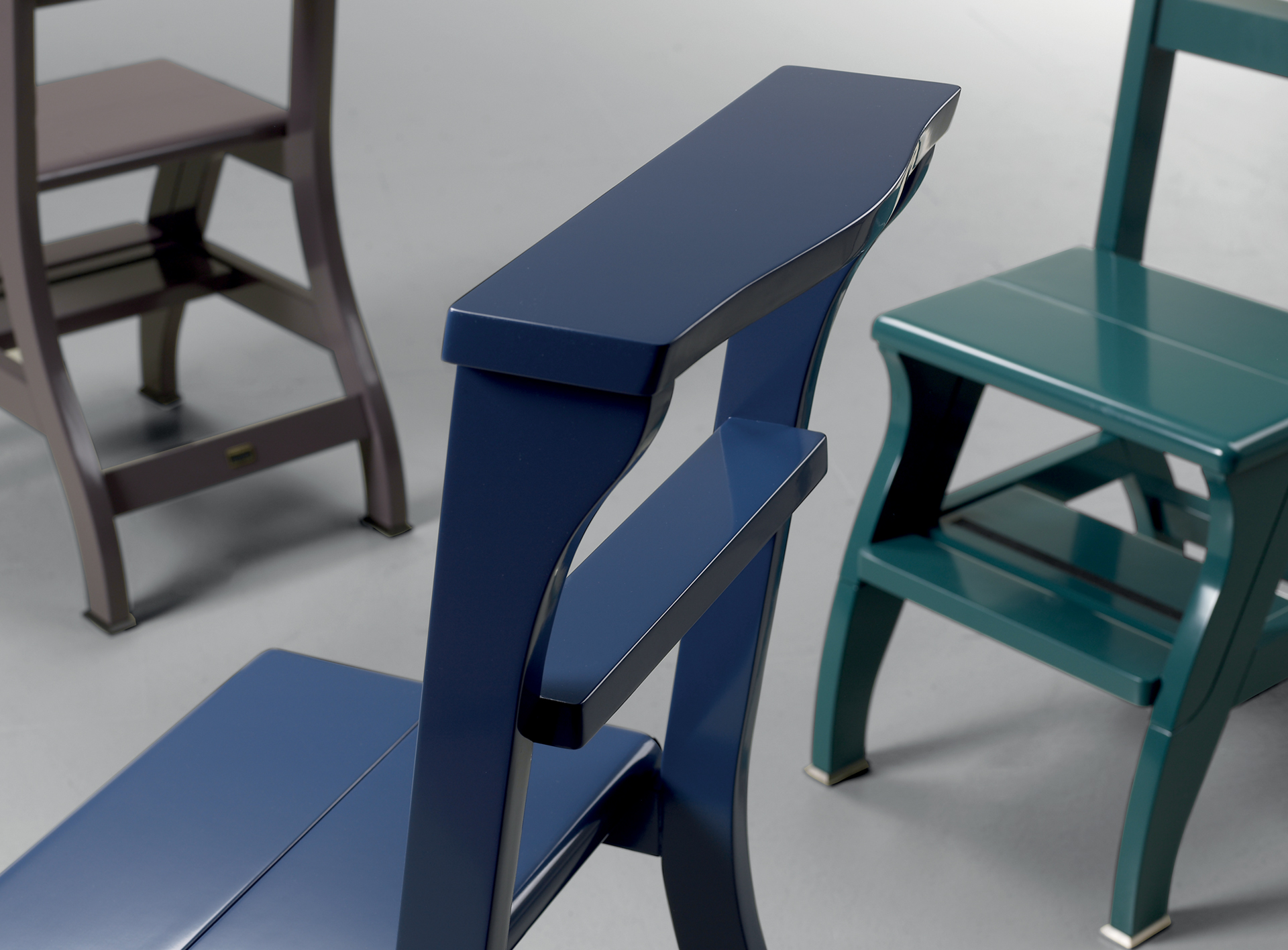 Rebecca is a convertile ladder-chair in wood or leather with metal or bronze feet, from Promemoria's catalogue | Promemoria