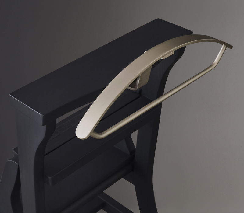 Detailansicht des Kleiderbügels von „Rebecca“, einem wandelbaren Leiter-Stuhl aus Holz mit Metall- oder Bronzefüßen, aus dem Katalog von Promemoria | Promemoria