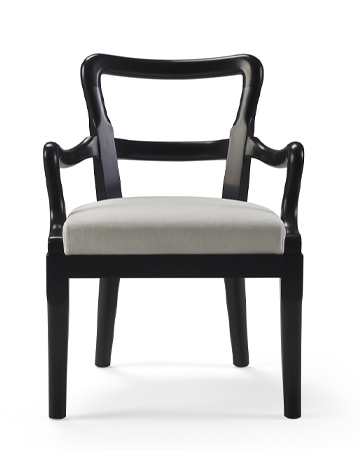 Sofia è una sedia da pranzo in legno con seduta e schienale in tessuto o pelle e con o senza braccioli, del catalogo di Promemoria | Promemoria