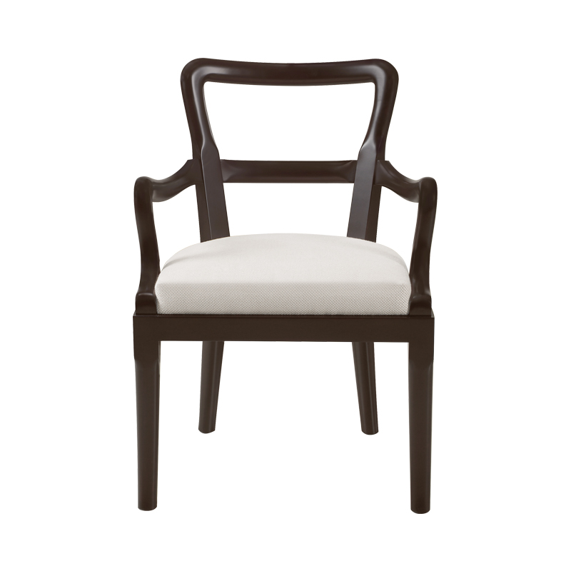 Sofia est une chaise de salle à manger en bois avec assise et dossier en tissu ou cuir, avec ou sans accoudoirs. Ce meuble figure dans le catalogue Promemoria | Promemoria