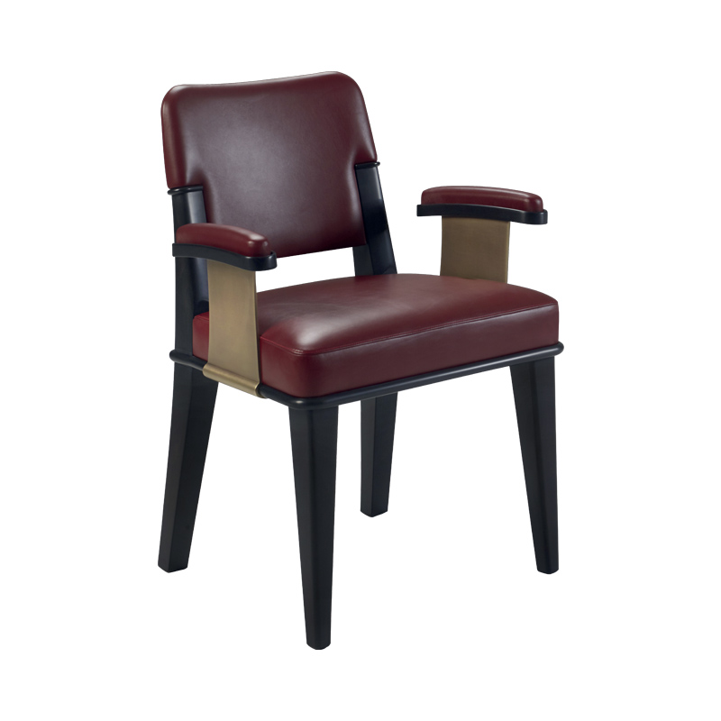 Vespertine est une chaise de salle à manger en bois avec assise et dossier en cuir et finitions en bronze, avec ou sans accoudoirs. Ce meuble fait partie de la collection « Night Tales » de Promemoria | Promemoria