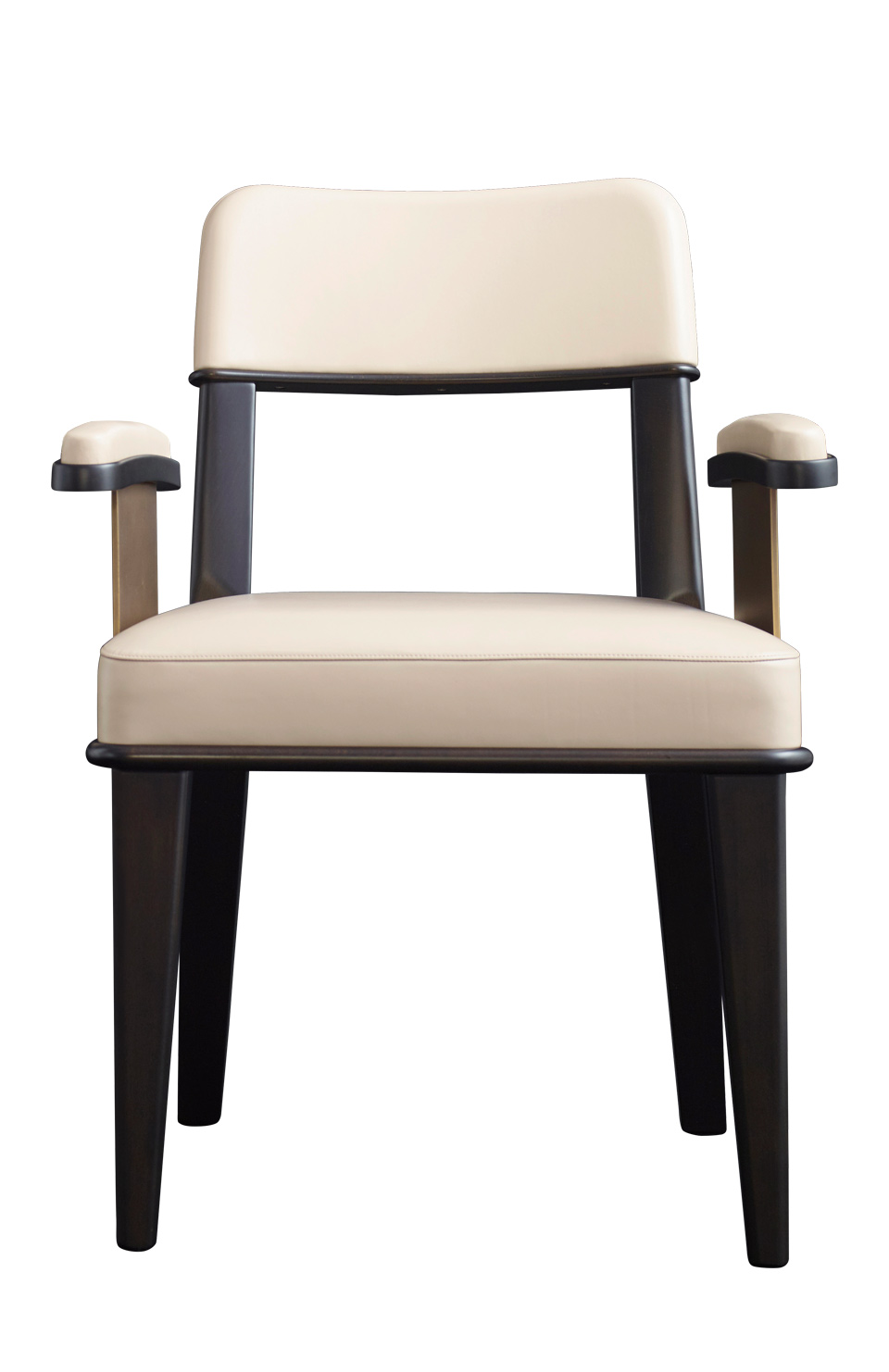 „Vespertine“ ist ein Esszimmerstuhl aus Holz mit Sitzfläche und Rückenteil in Leder, der mit oder ohne Armlehnen, die mit Bronzedetails verziert sind, erhältlich ist, aus dem Katalog von Promemoria | Promemoria