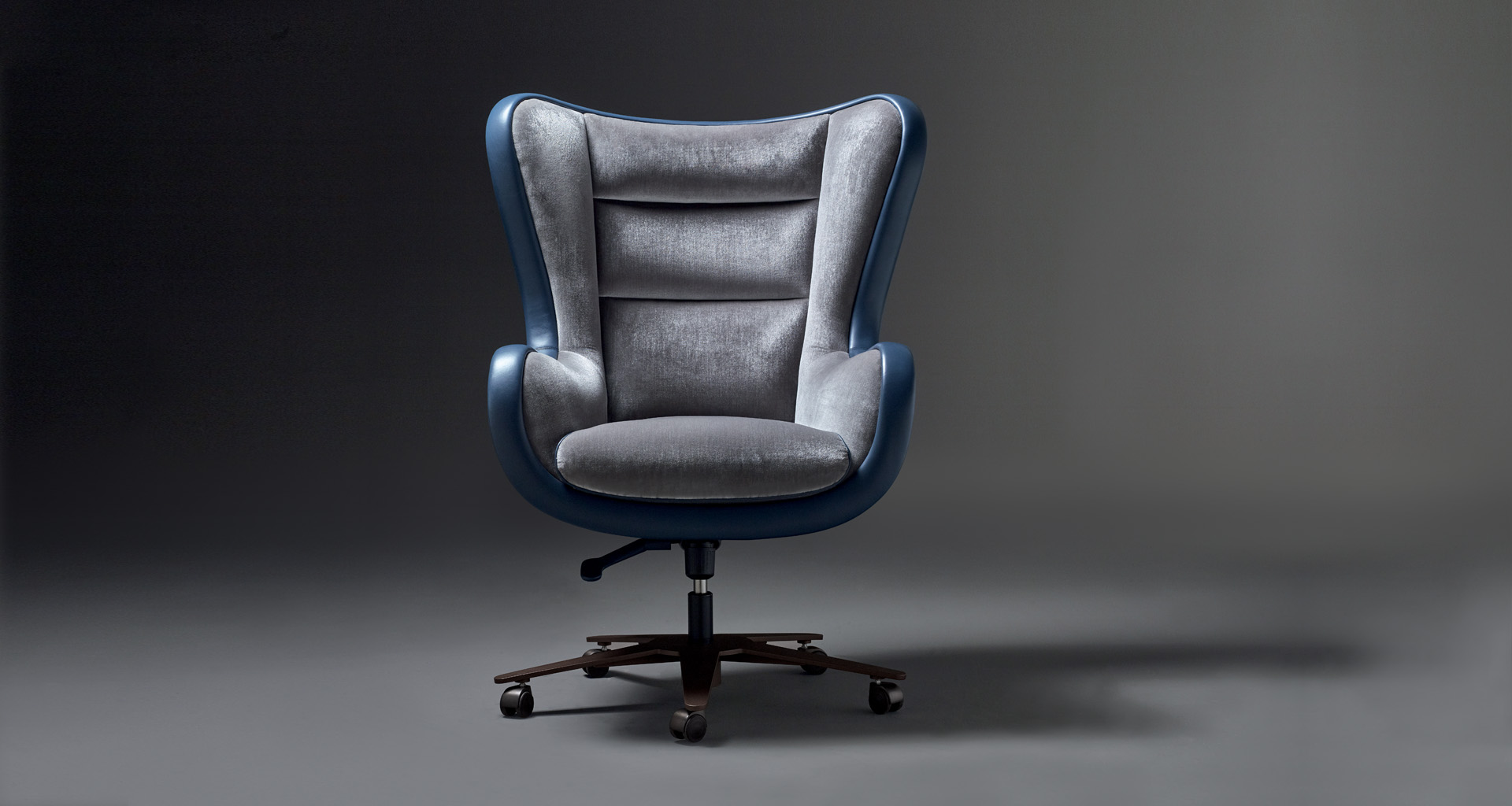 Dettaglio della base in metallo di Butterfly, poltrona da ufficio rivestita in tessuto e pelle, disponibile anche con pouff, del catalogo di Promemoria | Promemoria