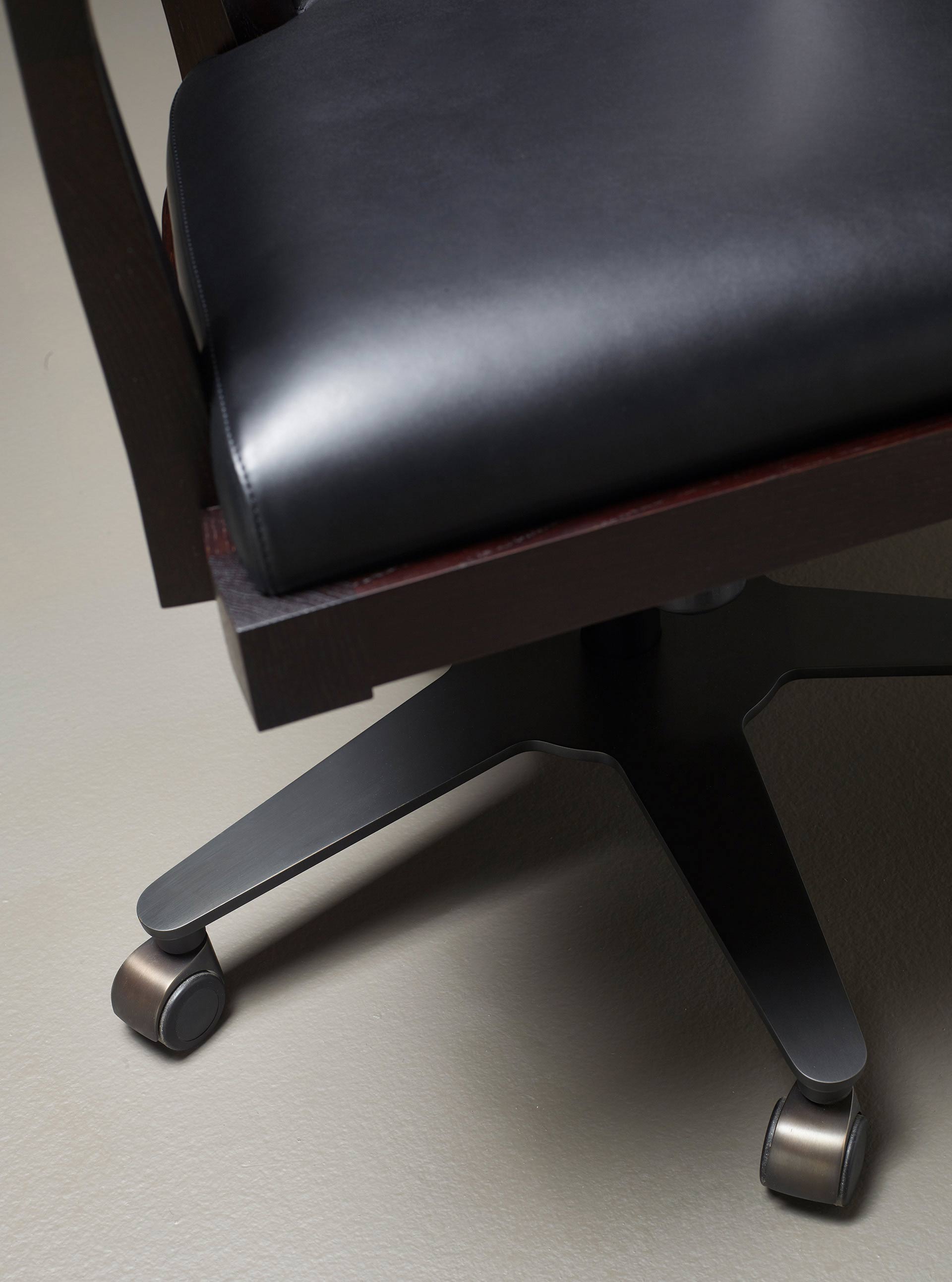 Dettaglio della base in metallo di Caffè, sedia da ufficio in legno con lo schienale in paglia e seduta in tessuto o pelle, del catalogo di Promemoria | Promemoria