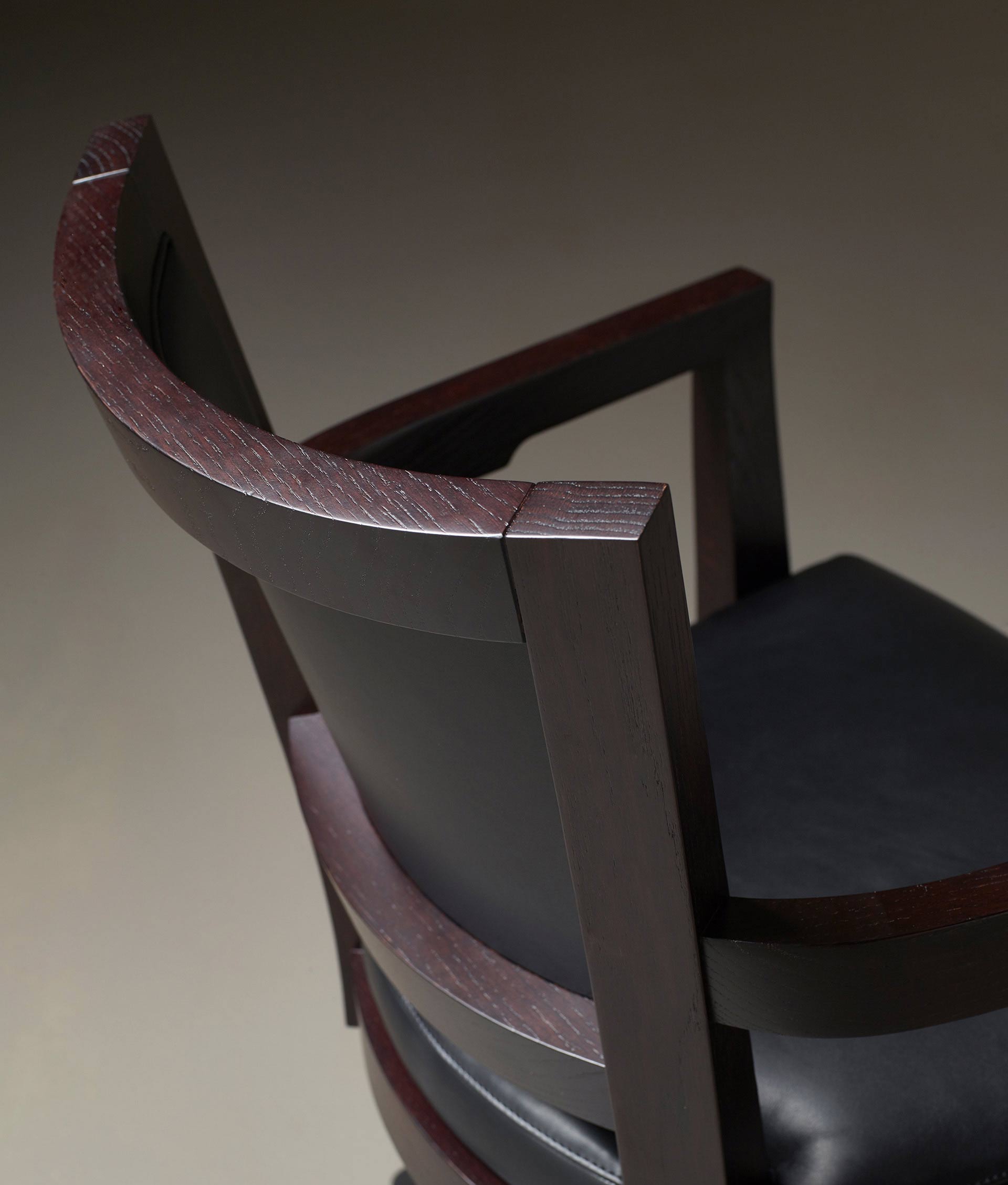 Dettaglio di Caffè, sedia da ufficio in legno con lo schienale in paglia e seduta in tessuto o pelle, del catalogo di Promemoria | Promemoria