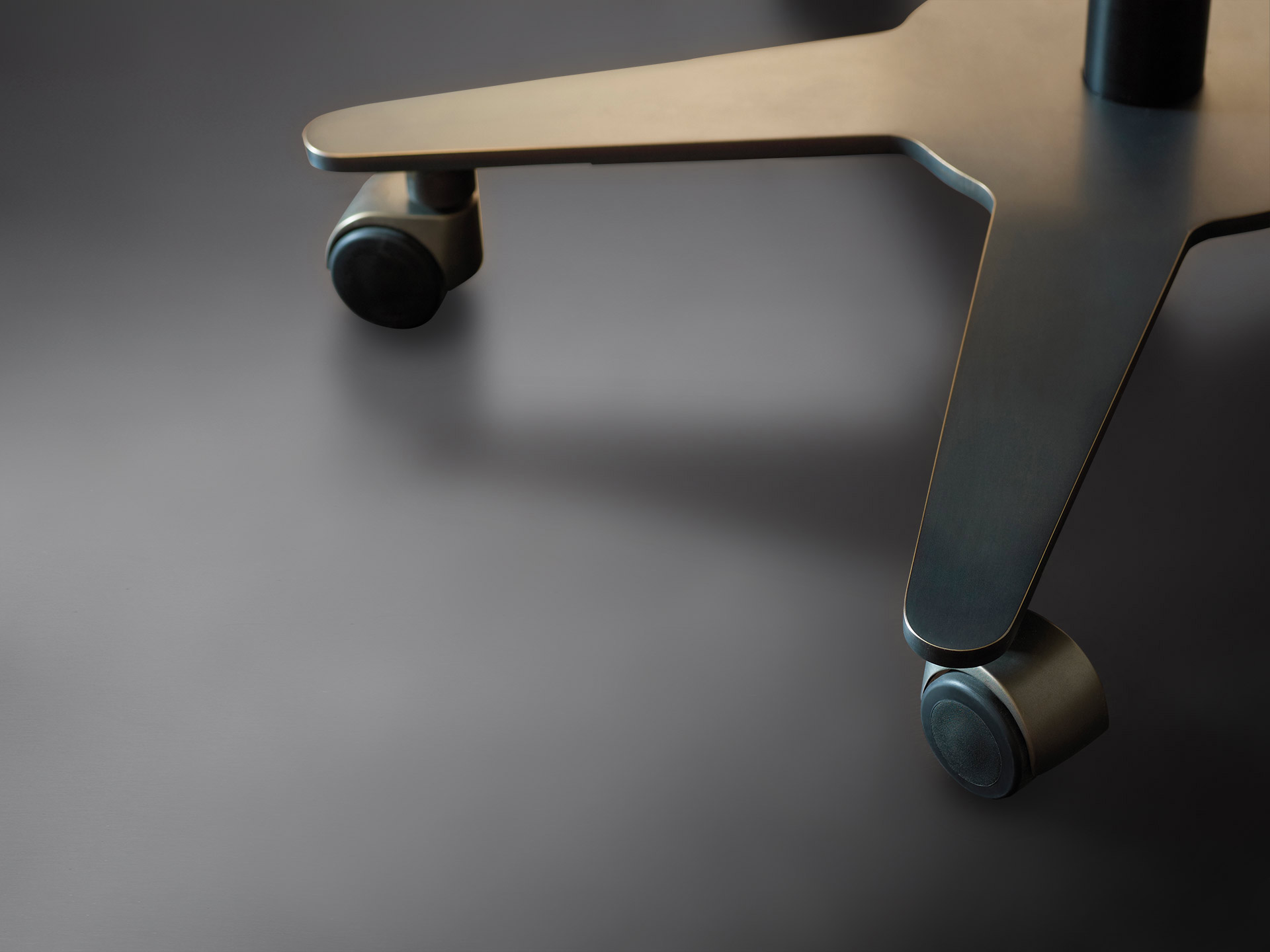 Dettaglio della base in metallo di Isotta, sedia da ufficio con o senza braccioli rivestita in tessuto o pelle, del catalogo di Promemoria | Promemoria