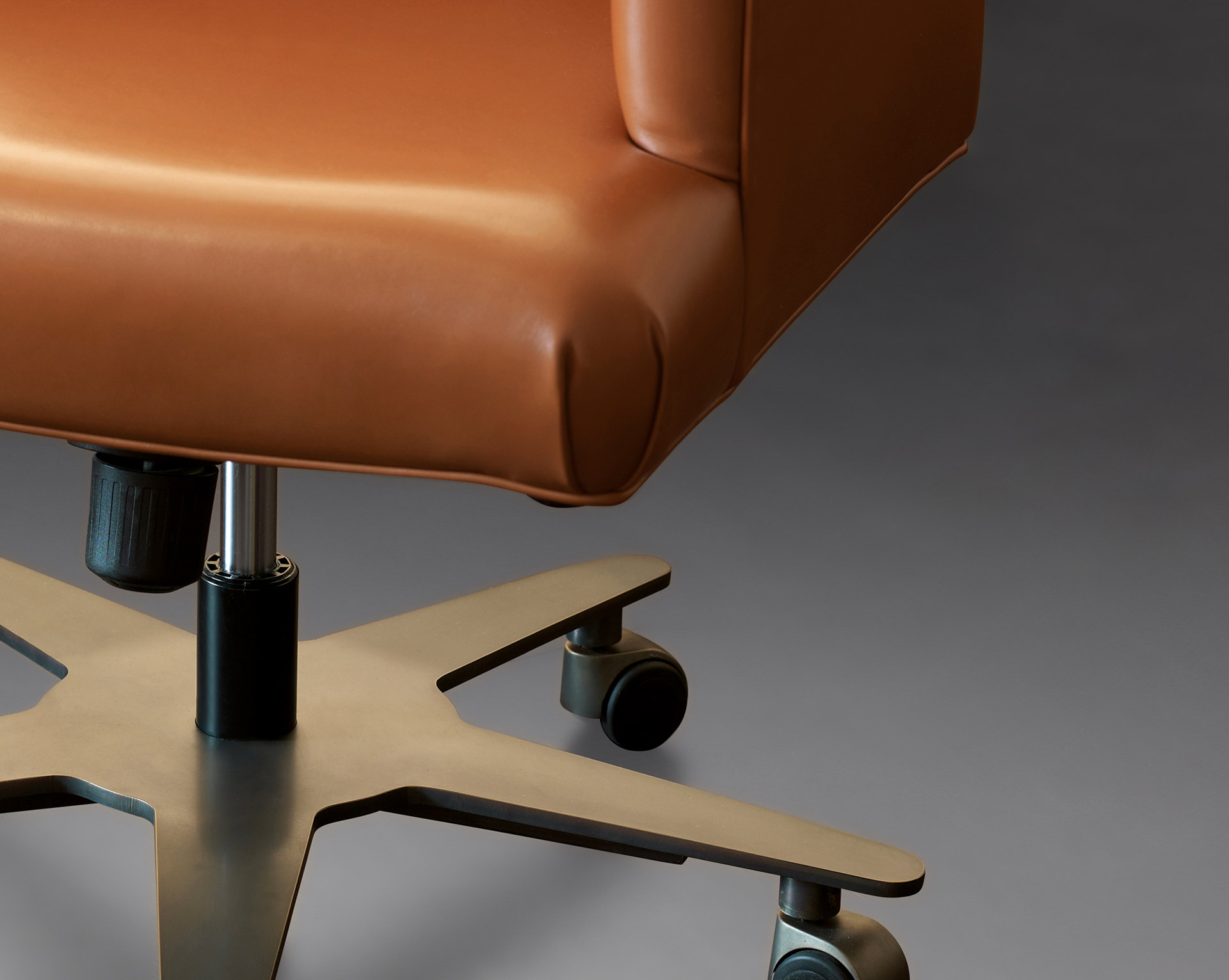 Dettaglio della base in metallo di Isotta, sedia da ufficio con o senza braccioli rivestita in tessuto o pelle, del catalogo di Promemoria | Promemoria