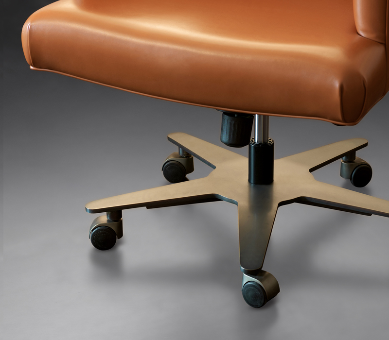 Dettaglio della base in metallo di Isotta, sedia da ufficio con o senza braccioli rivestita in tessuto o pelle, del catalogo di Promemoria | Promemoria