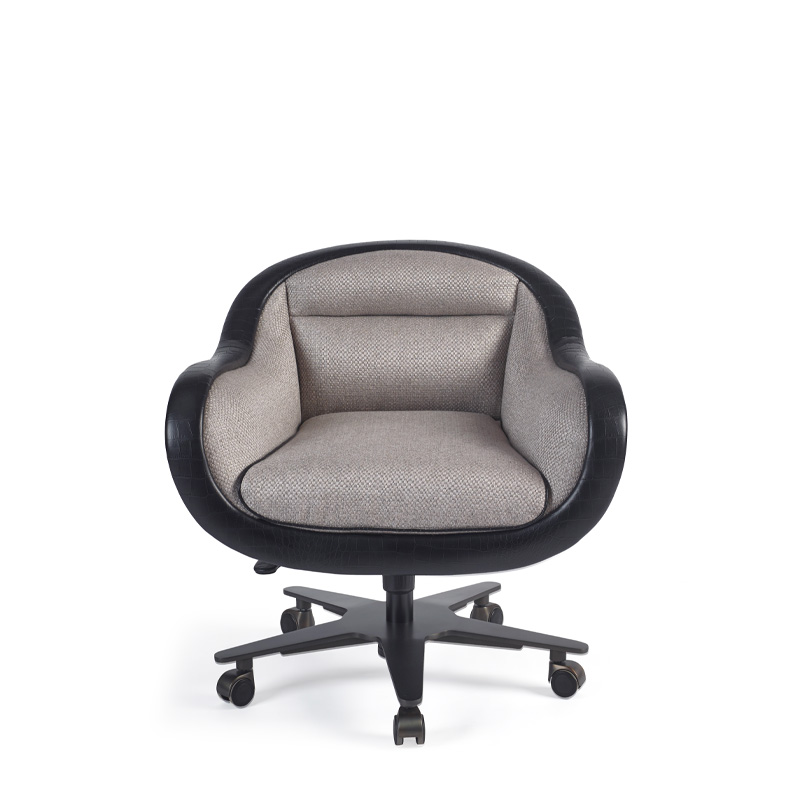 Vittoria è una sedia da ufficio con la base in metallo o bronzo, rivestita in tessuto o pelle e con una maniglia in bronzo sullo schienale, del catalogo di Promemoria | Promemoria