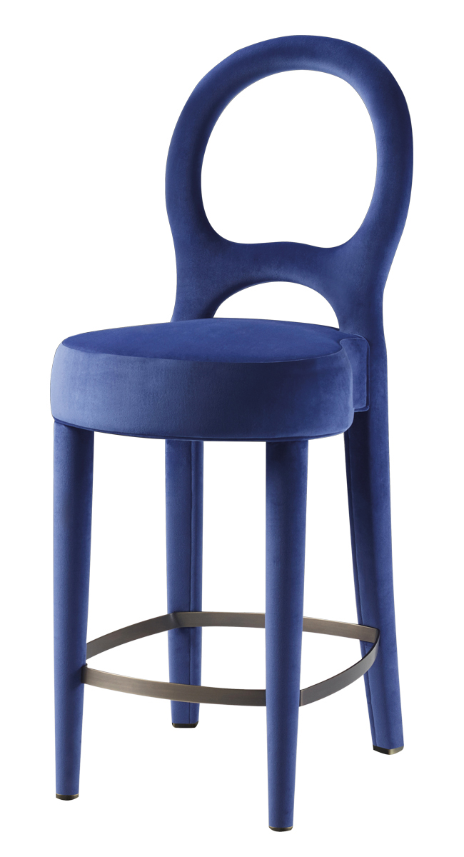 Bilou Bilou è uno sgabello in legno con seduta in pelle o tessuto e poggiapiedi in bronzo e ha la stessa estetita della sedia Bilou Bilou, del catalogo di Promemoria | Promemoria