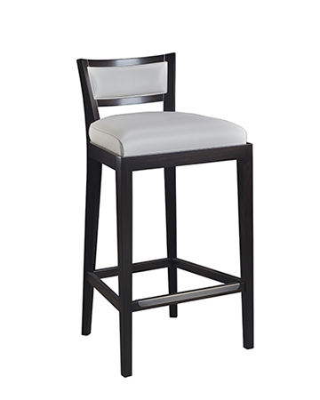 Caffè est une chaise de bar en bois, avec dossier en paille et assise en tissu ou cuir. Ce meuble figure dans le catalogue Promemoria | Promemoria