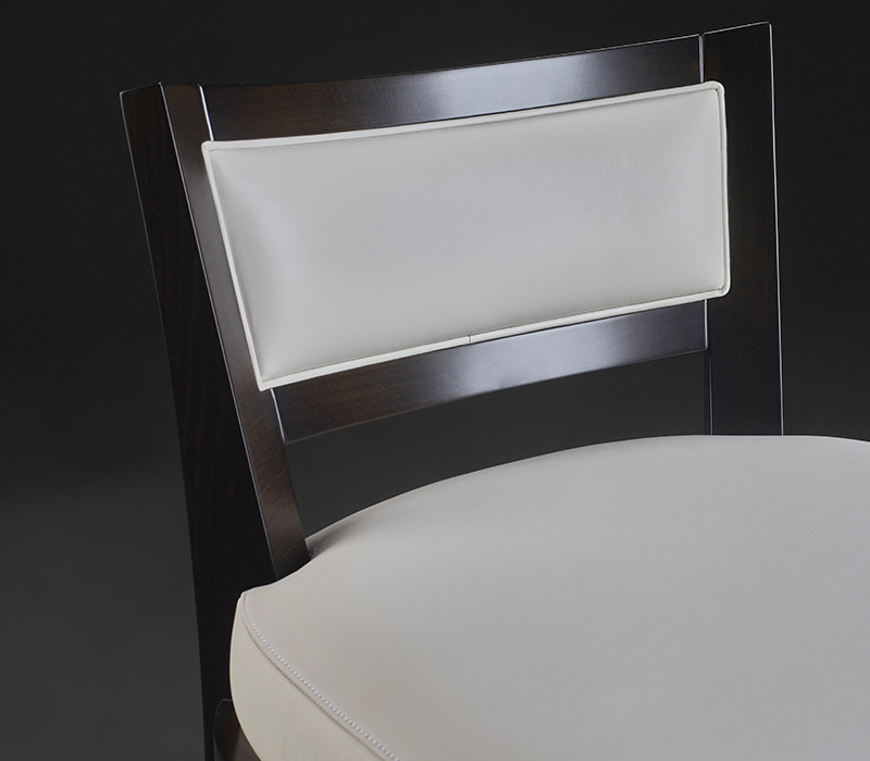 Dimensions de Caffè, chaise de bar en bois, avec dossier en paille et assise en tissu ou cuir. Ce meuble figure dans le catalogue Promemoria | Promemoria