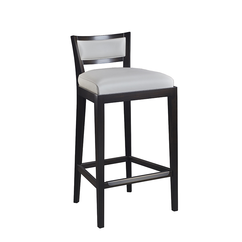 Caffè è uno sgabello in legno con schienale in paglia e seduta in tessuto o pelle, della collezione di Promemoria | Promemoria