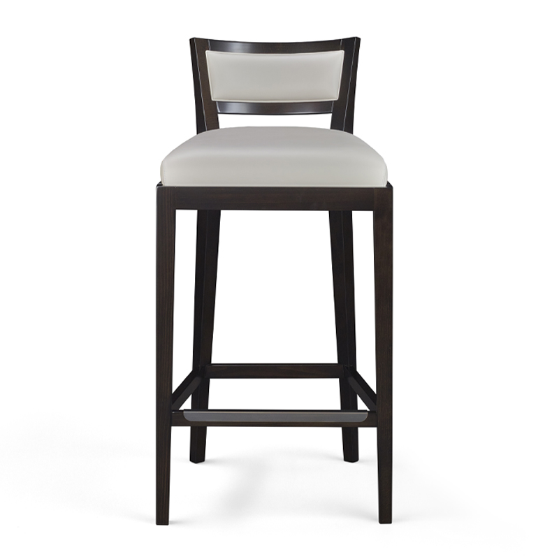 Caffè是一款带草编椅背和织物或皮革座面木制高脚凳，请参见Promemoria产品目录|Promemoria