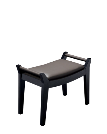 Jean è uno sgabello in legno con seduta e manigie rivestite in pelle, della collezione Amaranthine Tales di Promemoria | Promemorai