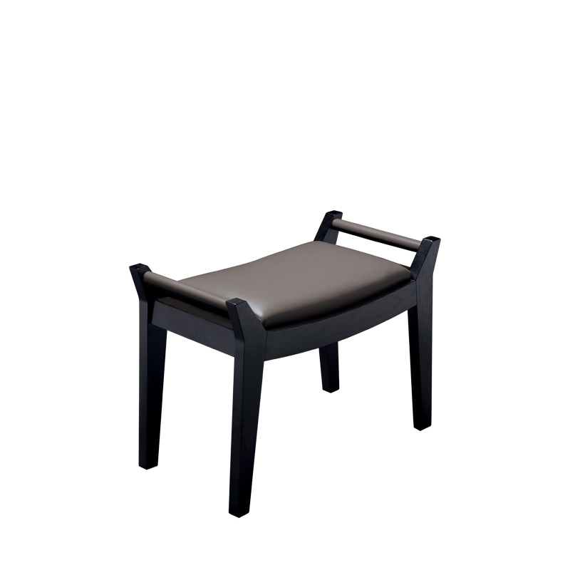 Jean è uno sgabello in legno con seduta e manigie rivestite in pelle, della collezione Amaranthine Tales di Promemoria | Promemorai
