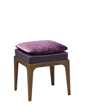 Montagu est un tabouret en bronze, avec assise en cuir et coussin en tissu. Ce meuble fait partie de la collection « The London Collection » de Promemoria | Promemoria