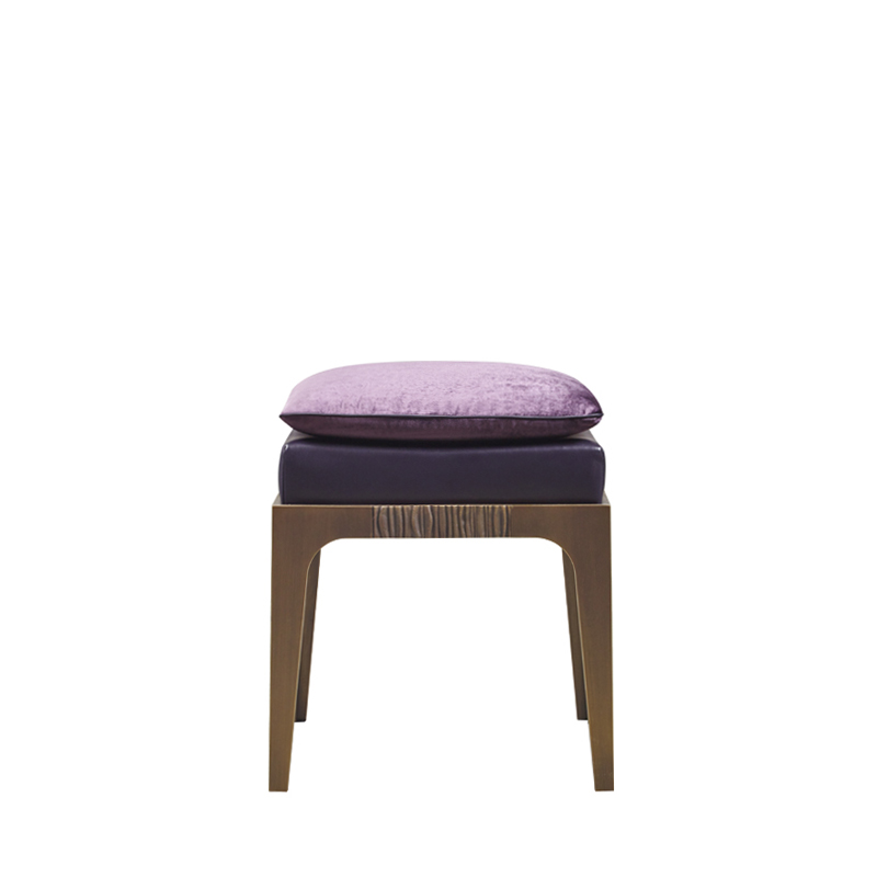 Montagu è uno sgabello in bronzo, con seduta in pelle e cuscino in tessuto, della collezione The London Collection di Prommeoria | Promemoria