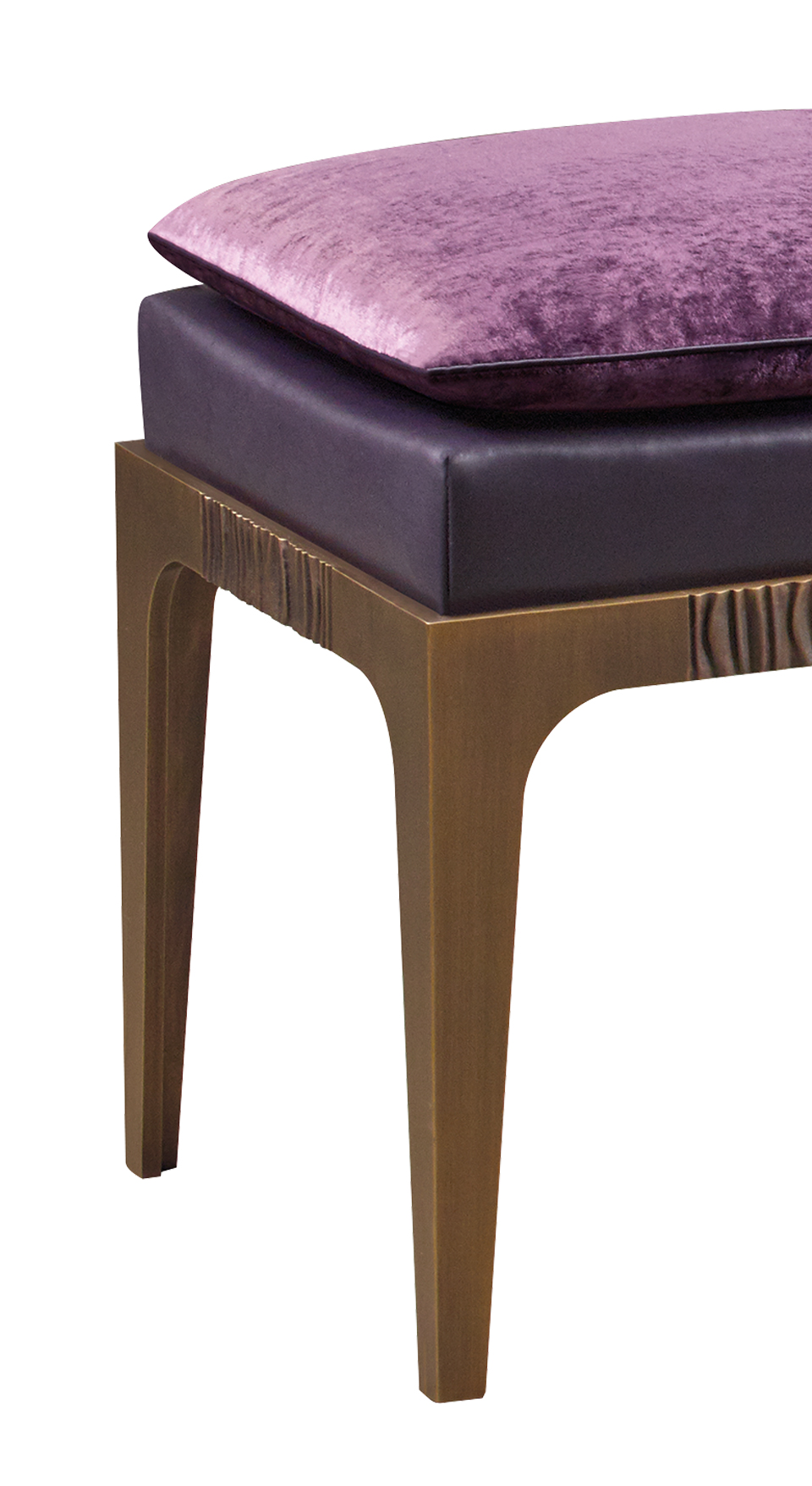 Détail de Montagu, tabouret en bronze, avec assise en cuir et coussin en tissu. Ce meuble fait partie de la collection « The London Collection » de Promemoria | Promemoria