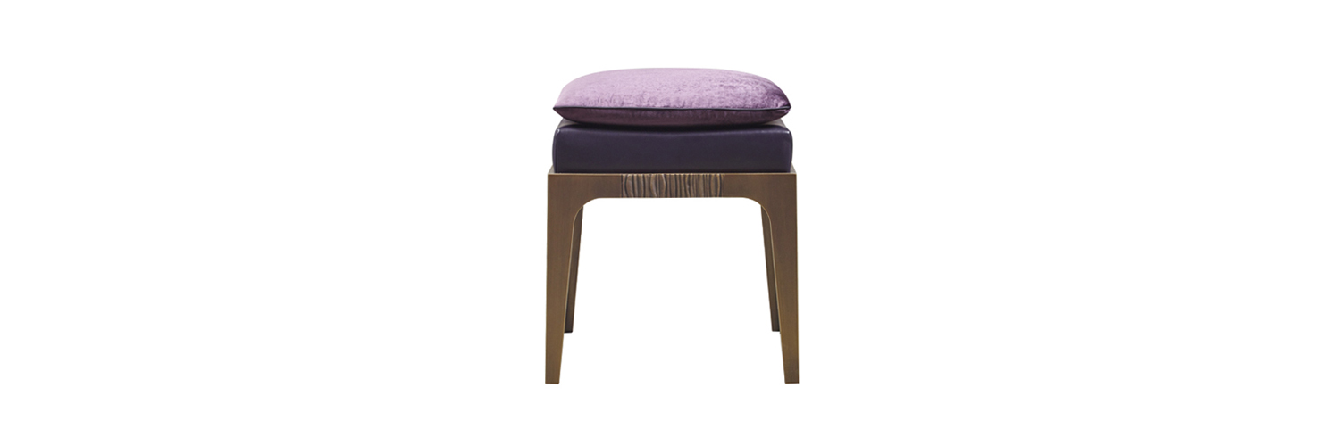 /mediaMontagu铜质坐凳配有皮革座面和织物软垫，请参见Promemoria%20London系列|Promemoria