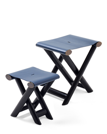 Petit Nyx & Grand Nyx两款折叠木凳经铜质细节处理并配有皮革座面，请参见Promemoria Night Tales系列|Promemoria