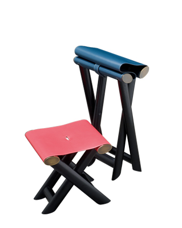 Petit Nix e Grand Nix sono due sgabelli pieghevoli in legno, con dettagli in bronzo e seduta in pelle, della collezione Night Tales di Promemoria | Promemoria