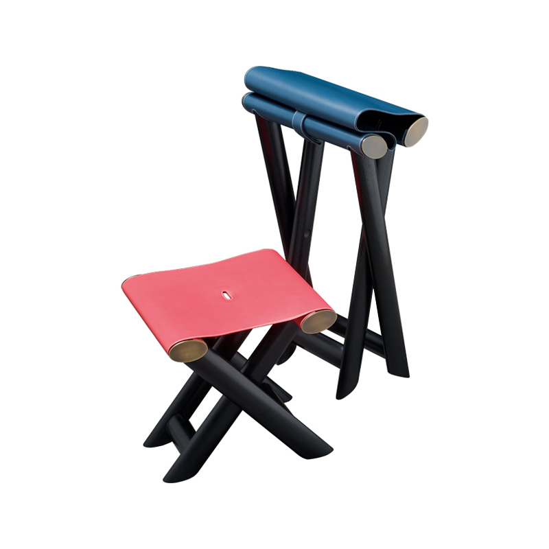 Petit Nix e Grand Nix sono due sgabelli pieghevoli in legno, con dettagli in bronzo e seduta in pelle, della collezione Night Tales di Promemoria | Promemoria