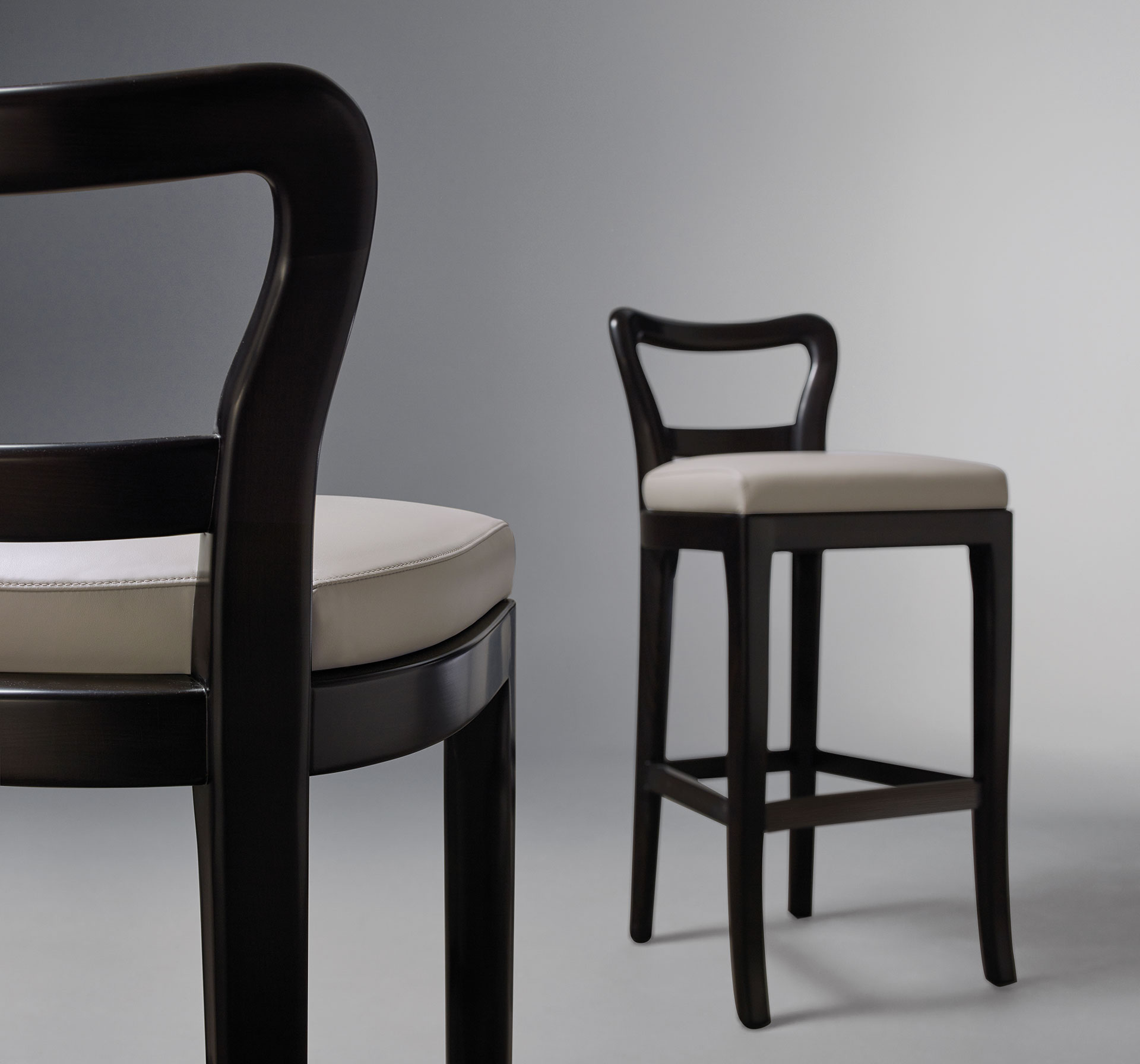 Sofia è uno sgabello in legno con seduta rivestita in tessuto o pelle, del catalogo di Promemoria | Promemoria