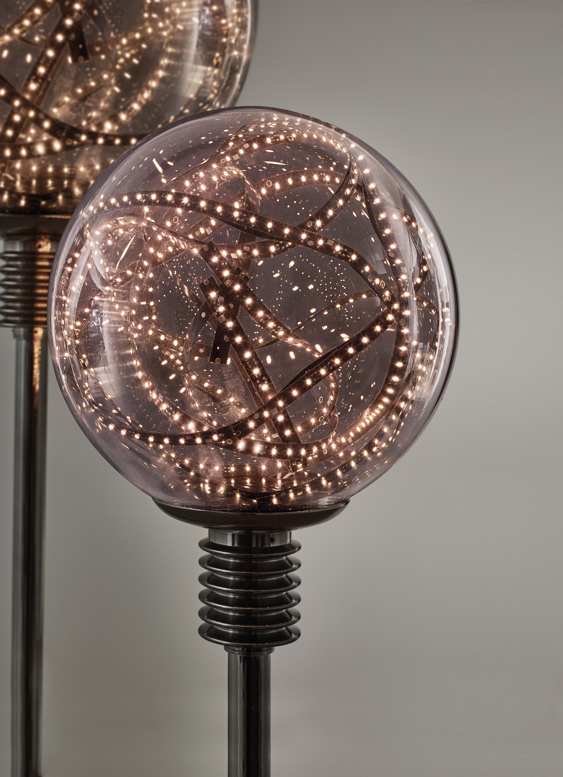 Higgs è una lampada da terra e da lettura a LED con struttura in metallo e diffusore in vetro di Murano disponibile in diversi colori, disegnata da Castiglioni, del catalogo di Promemoria | Promemoria