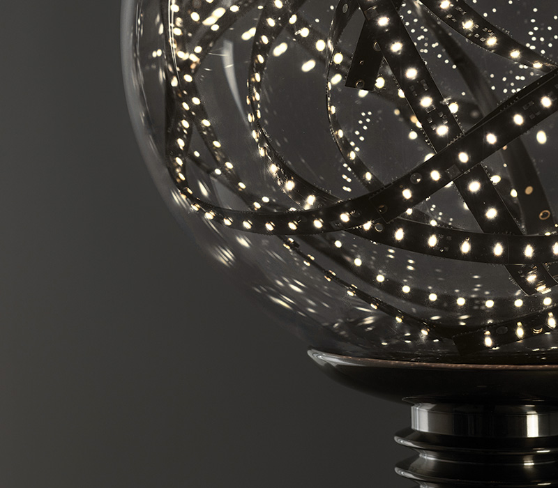 Détail d’Higgs, lampadaire LED avec une structure en métal et un diffuseur en verre de Murano, disponible en plusieurs couleurs. Ce luminaire, conçu par Castiglioni, figure dans le catalogue Promemoria | Promemoria