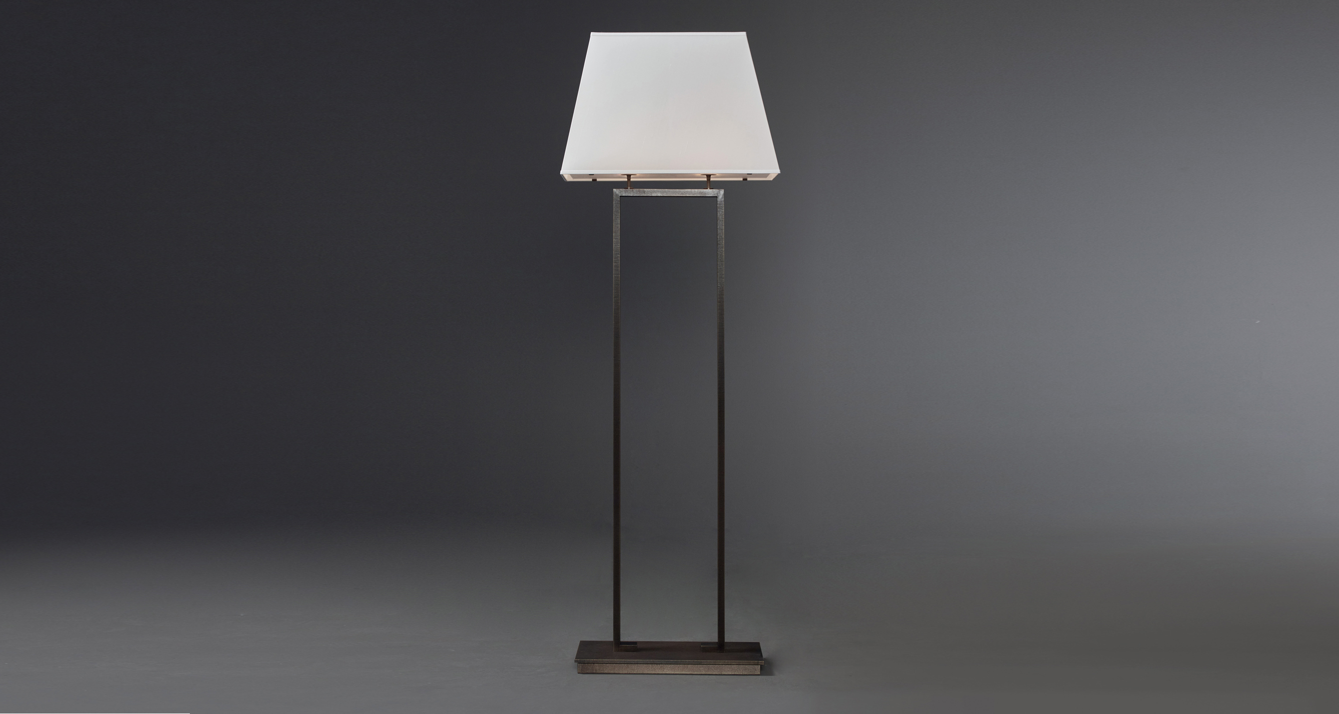 Agatha è una lampada da terra a LED con struttura in bronzo e paralume in lino, cotone o seta bordata a mano, del catalogo di Promemoria | Promemoria