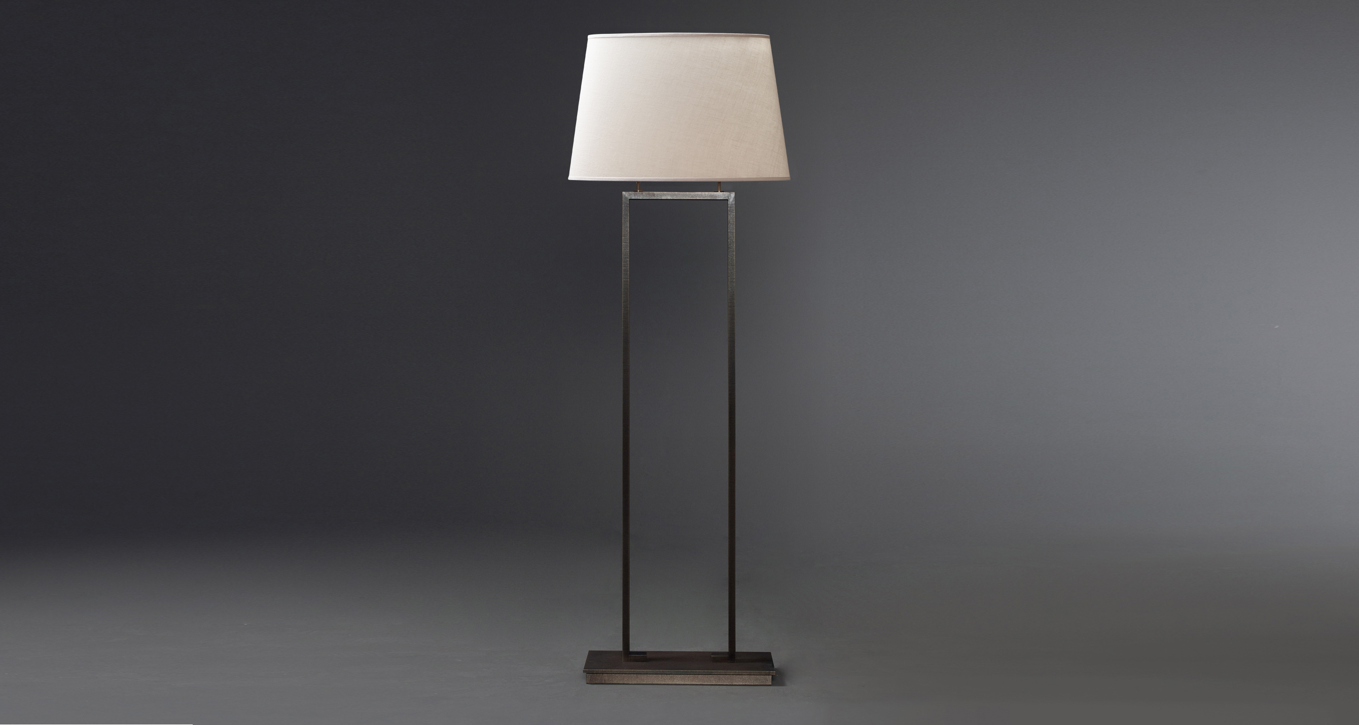 Agatha è una lampada da terra a LED con struttura in bronzo e paralume in lino, cotone o seta bordata a mano, del catalogo di Promemoria | Promemoria