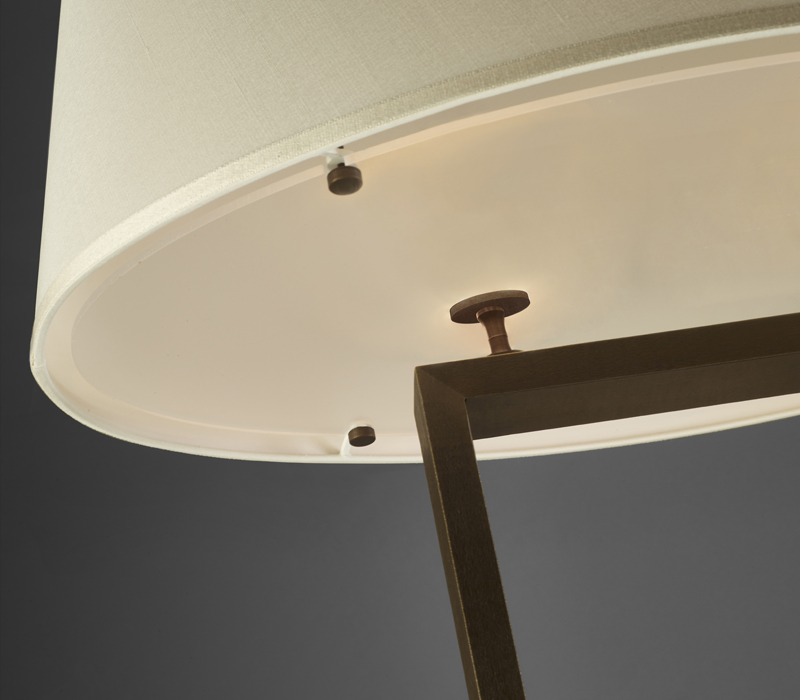Dettaglio di Agatha, lampada da terra a LED con struttura in bronzo e paralume in lino, cotone o seta bordata a mano, del catalogo di Promemoria | Promemoria