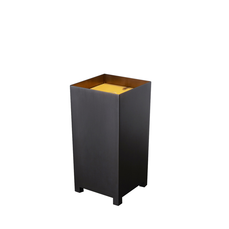 Bronzo è una lampada da terra a LED con struttura in bronzo ricoperto all'interno da foglia oro e diffusore in vetro, from Promemoria's catalogue | Promemoria