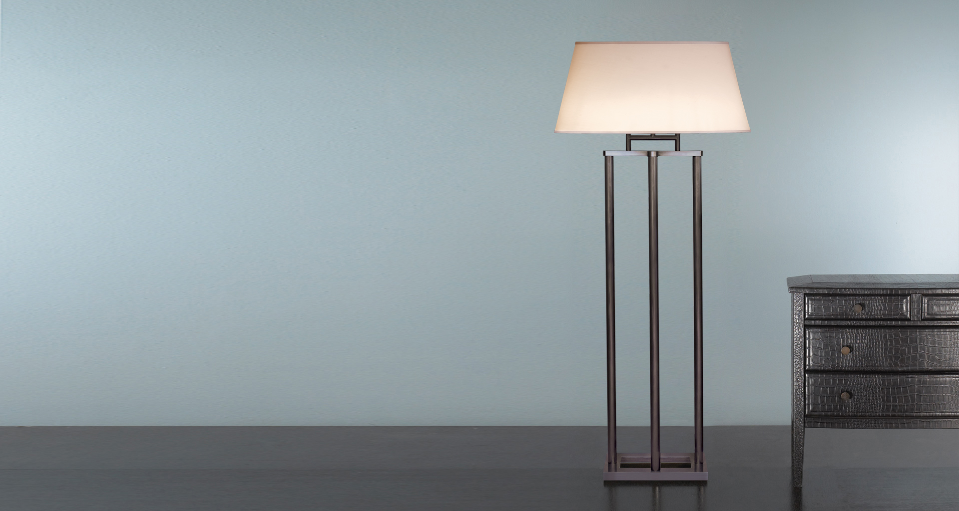 Catherine è una lampada da terra a LED con struttura in bronzo e paralume ovale, rettangolare o con rientranze in lino, cotone o seta con bordo fatto a mano, del catalogo di Promemoria | Promemoria