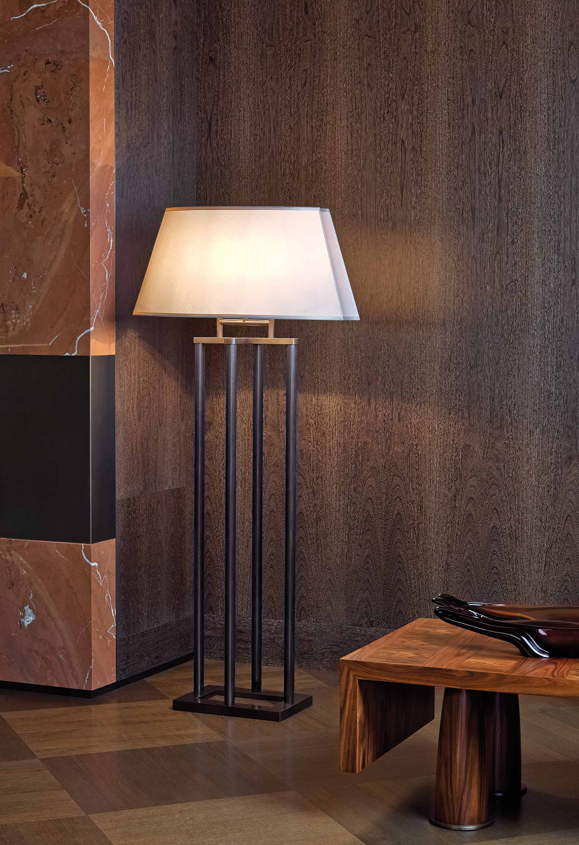 Catherine è una lampada da terra a LED con struttura in bronzo e paralume ovale, rettangolare o con rientranze in lino, cotone o seta con bordo fatto a mano, del catalogo di Promemoria | Promemoria