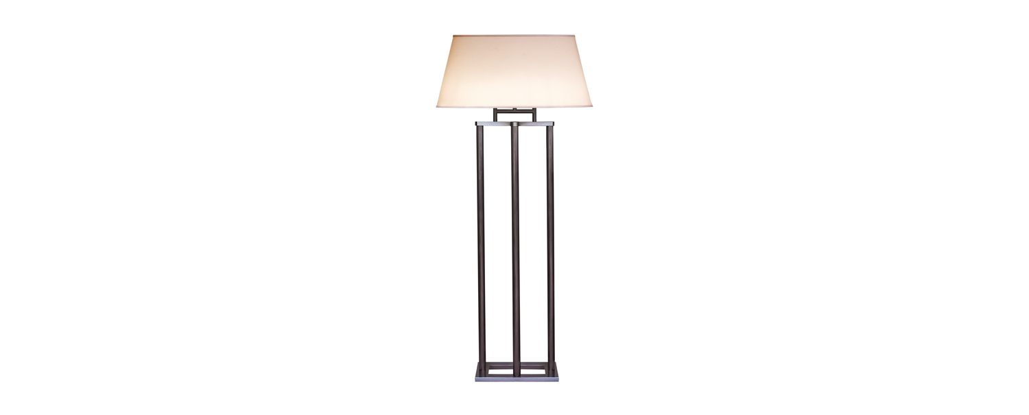 /mediaCatherine%20è%20una%20lampada%20da%20terra%20a%20LED%20con%20struttura%20in%20bronzo%20e%20paralume%20ovale,%20rettangolare%20o%20con%20rientranze%20in%20lino,%20cotone%20o%20seta%20con%20bordo%20fatto%20a%20mano,%20del%20catalogo%20di%20Promemoria%20|%20Promemoria