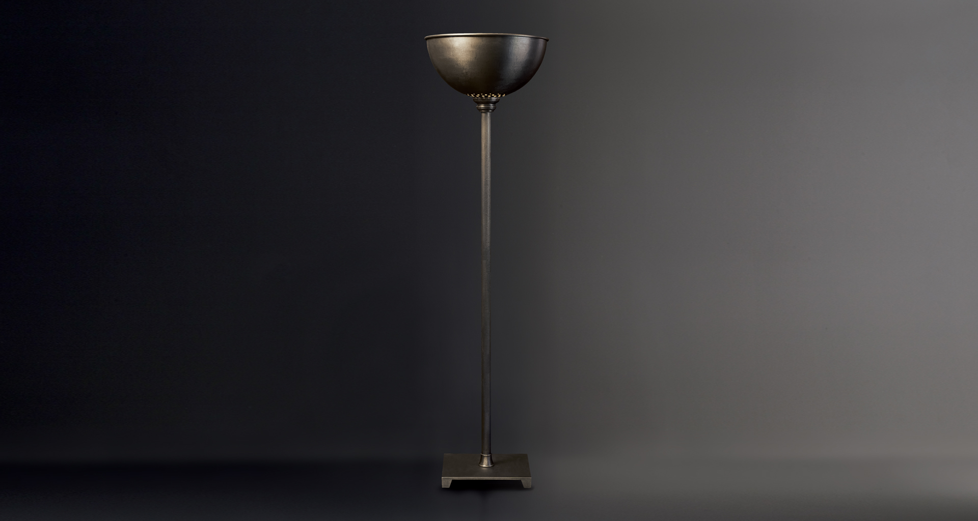 Charlotte è una lampada da terra a LED in bronzo con diffusore in metacrilato, del catalogo di Promemoria | Promemoria