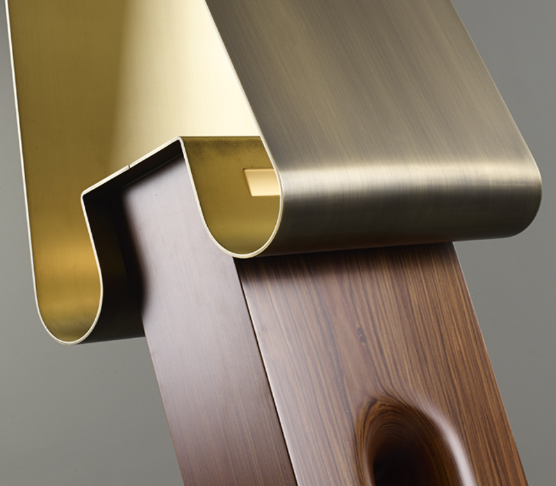 Dettaglio di Dodoma, lampada da terra con struttura in legno, paralume esterno in bronzo e interno in ottone e vetro di Murano, della Capsule Collection di Bruno Moinard di Promemoria | Promemoria