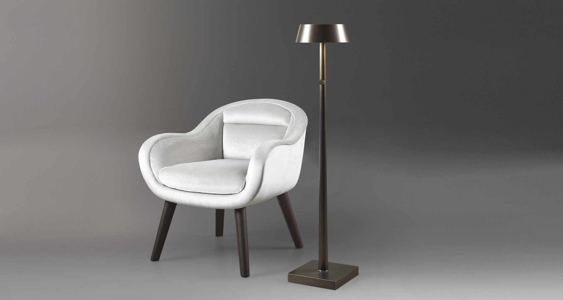 Fiammetta è una lampada da terra e da tavolo a LED in metallo, portatile e senza fili, del catalogo di Promemoria | Promemoria