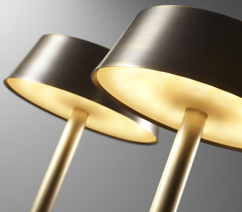 Dettaglio di Fiammetta, lampada da terra e da tavolo a LED in metallo, portatile e senza fili, del catalogo di Promemoria | Promemoria